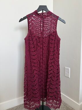 Elegant Lace Sleeveless Dress in Burgundy